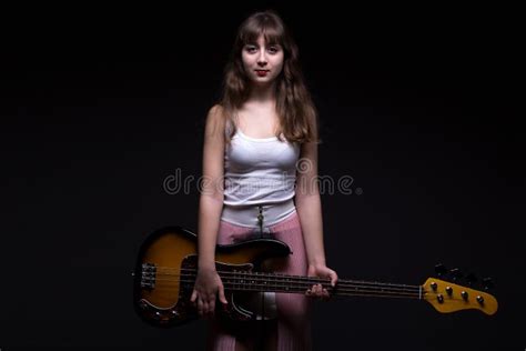 Adolescente Con La Guitarra De La Parte Posterior Imagen De Archivo