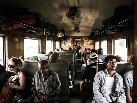 Gente Sentada Dentro Del Tren 1818141 Foto De Stock En Vecteezy