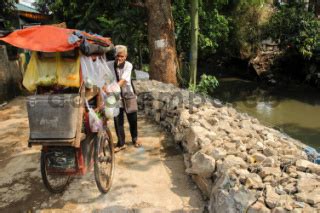 Tanggul Pencegah Banjir Di Cipinang DATATEMPO