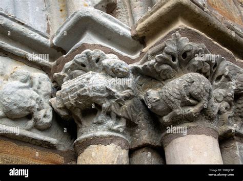 Capitel de la Iglesia de Nuestra Señora de la Virgen del Puerto