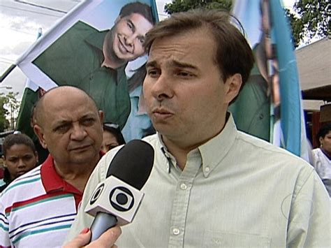 Vídeo Rodrigo Maia faz corpo a corpo em Vila Valqueire RJ2 G1