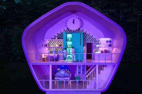 You can spend the night at a life-size Polly Pocket house on Airbnb ...