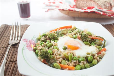 Arroz Basmati Integral Con Edamame Y Hortalizas Migas En La Mesa