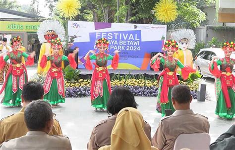 Foto Festival Budaya Betawi Cibis Park Koran Jakarta