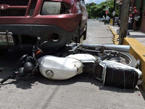 Camioneta Impacta A Dos Motociclistas En Tierra Blanca Hay Cuatro Heridos