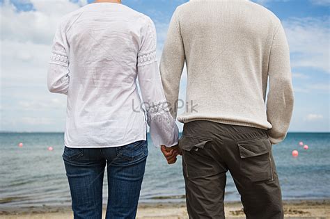 Una Pareja Cogidos De La Mano En La Playa Foto Descarga Gratuita Hd