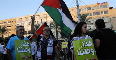 أعلام فلسطين ترفرف وسط مظاهرة لليسار في تل أبيب شاهد