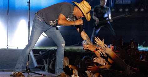 Watch as the crowd goes wild when Jason Aldean graciously accepts a fan ...