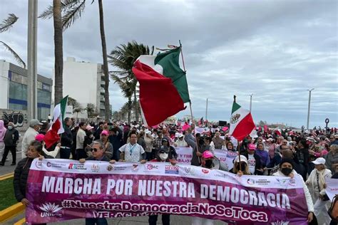 Con Fr O Cientos De Personas Marchan Por La Democracia En Veracruz