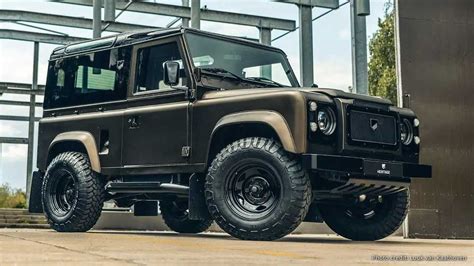 Este Land Rover Defender V8 de Heritage Customs roza la perfección