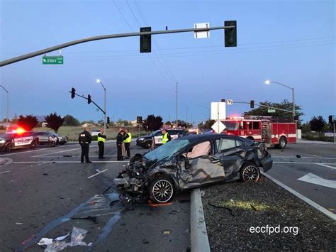 Oakley One Dead Two Injured In Two Car T Bone Crash