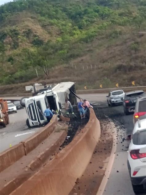 Carreta tomba na BR 040 e deixa o trânsito lento Lafaiete Agora