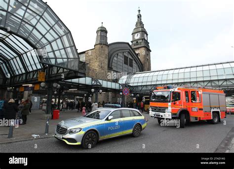 Einsatzfahrzeuge Der Hamburger Feuerwehr Und Polizei Stehen Vor Dem