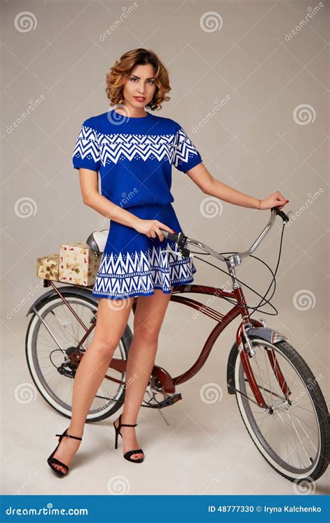 Mooie Sexy Vrouw In Korte Kleding Die Een Fiets Berijden Stock Foto