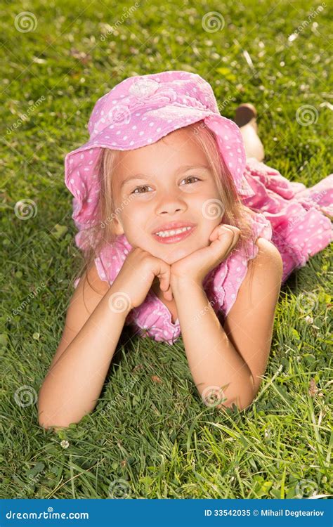 Fille Se Trouvant Sur Une Herbe Image Stock Image Du Robe Pelouse