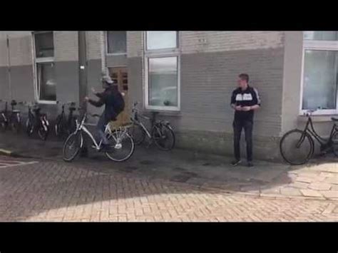 Gevaarlijke Situatie Door Telefoongebruik Op De Fiets Youtube