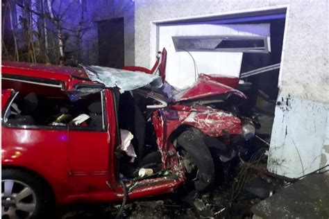 Une Voiture Emboutit La Fa Ade Dune Habitation L Glise La Dh Les