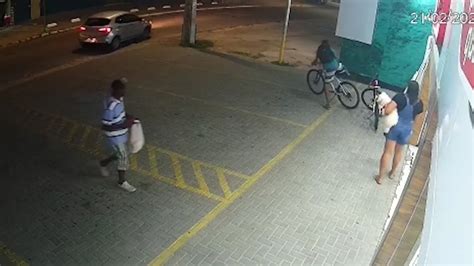 Câmera mostra momento em que homem furta bicicleta da Polícia Militar