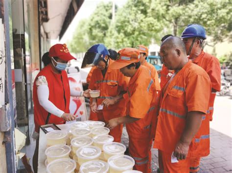 黄岩慈善义工为环卫工人送上爱心套餐 今日黄岩