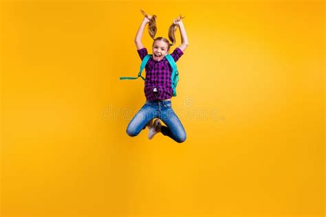 La Pleine Photo De Corps Des Vacances élevées De Petit Saut D élève