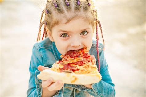 Ni O Come Pizza Ni O Comiendo Pizza Comida R Pida Para Ni Os Comida