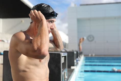 Atleta De Nataci N Prepar Ndose Para Nadar En La Piscina Al Aire Libre