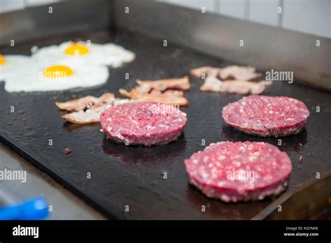 Oeufs sur un grill Banque de photographies et dimages à haute