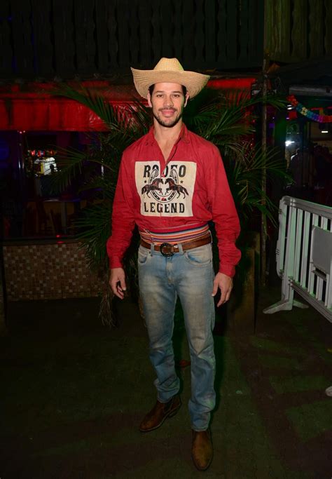 Foto Festa junina da novela Vai na Fé José Loreto foi um look