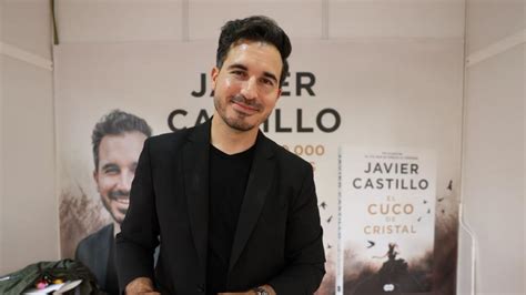 El aplaudido gesto de Javier Castillo con el escritor que presentó su