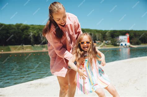 Famille Heureuse En Vacances à La Plage Mère Et Petite Fille Marchent