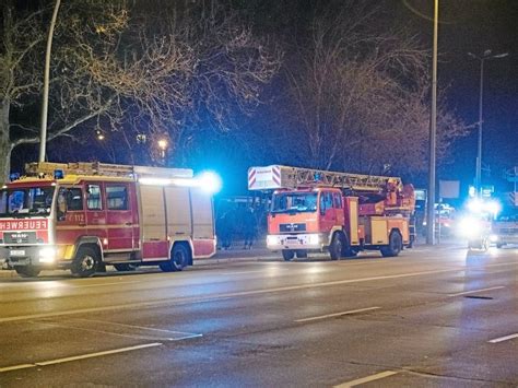 Brand in Flüchtlingsheim Feuerwehr rettet Menschen vom Dach