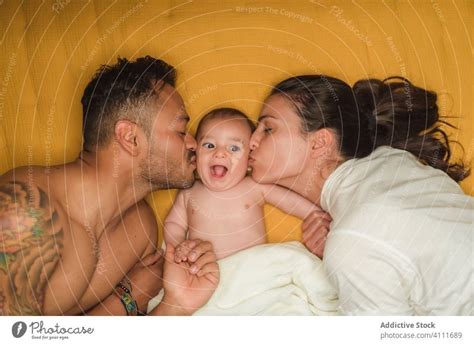 Mutter Und Vater K Ssen Ihr Baby Ein Lizenzfreies Stock Foto Von