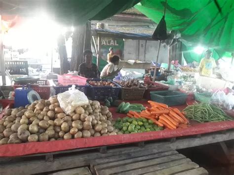 Menjelang Liburan Nataru Begini Harga Bahan Pokok Di Pasar Waekesambi