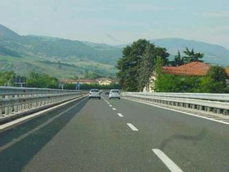 Tenta Di Buttarsi Dal Ponte Dell Autostrada Salvato Dai Carabinieri