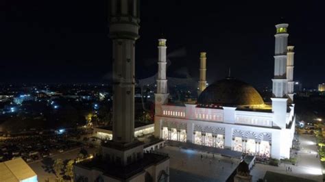 Foto Foto Ribuan Jemaah Saat Salat Tarawih Pertama Di Masjid Raya