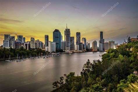 Sunset skyline de la ciudad de Brisbane y el río Brisbane 2023