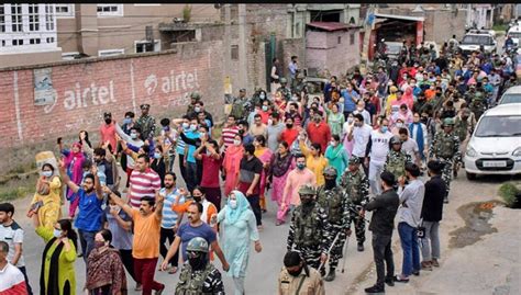 Kashmiri Pandits Leave Shopian Amid Targeted Killings [ Jammu And Kashmir