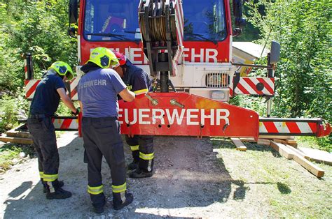 LKW Bergung auf Forststraße in Gosau Freiwillige Feuerwehr Bad Goisern