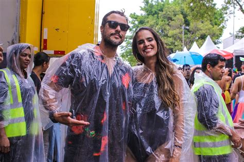 Carnaval Joaquim Lopes e Marcella não ligam para chuva e curtem Bloco