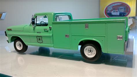 1967 Ford F100 Service Bed Pickup Truck Plastic Model Vehicle Kit