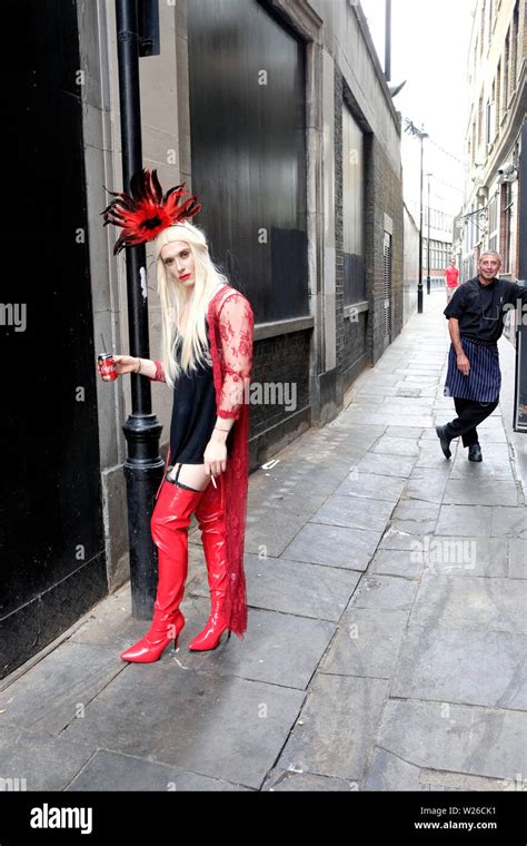 Hombre vestido como mujer fotografías e imágenes de alta resolución Alamy