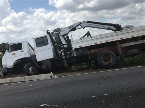 G1 Duas pessoas morrem em batida entre carro e caminhão no Oeste do