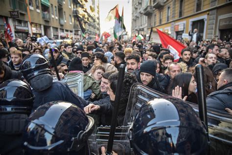 La Frase Di Un Carabiniere Ad Una Manifestante Mattarella Non Il