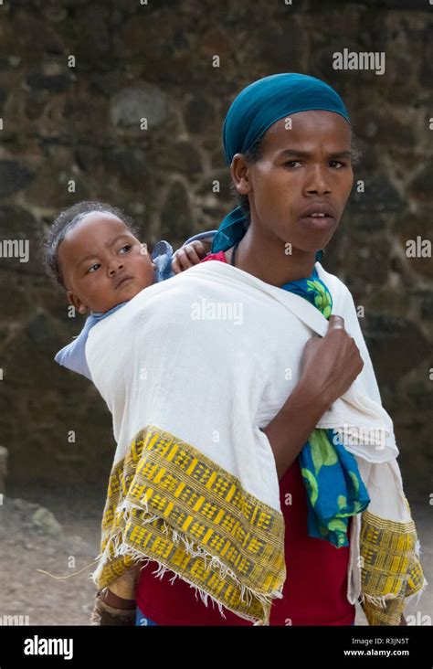 Femme Africaine Portant B B Sur Le Dos Banque De Photographies Et D