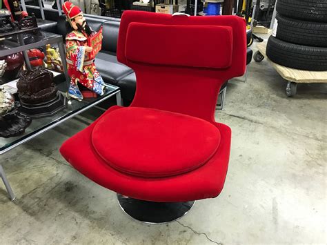 Red And Black Swivel Wing Back Lounge Chair S2