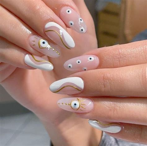 Uñas con ojo turco para alejar las malas vibras Hippie nails Nail