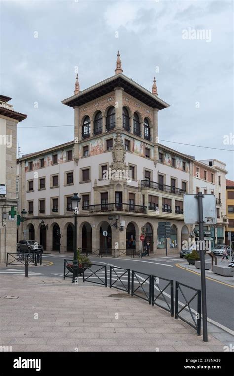 Historische Geb Ude In Der Innenstadt Von Guernica Baskenland Spanien