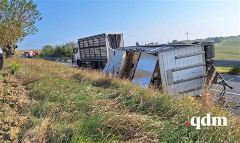 L Incidente Si Ribalta Rimorchio Carico Di Polli Tratto Di Sp 502