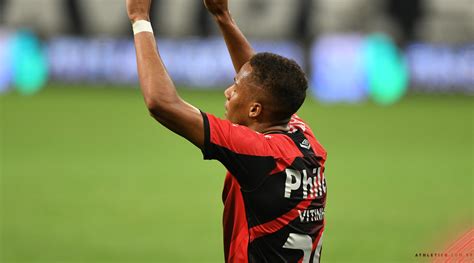 Athletico Paranaense Site Oficial Ap S Seis Meses Vitinho Comemora