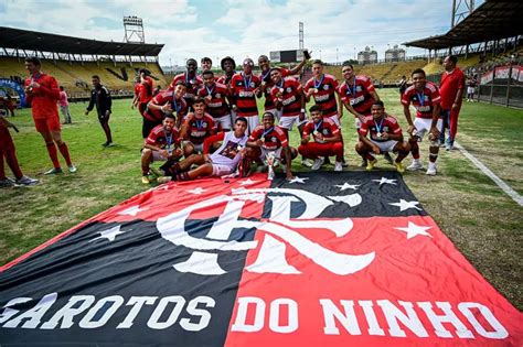 Flamengo inicia reformulação na base e libera oito jogadores do Sub 20